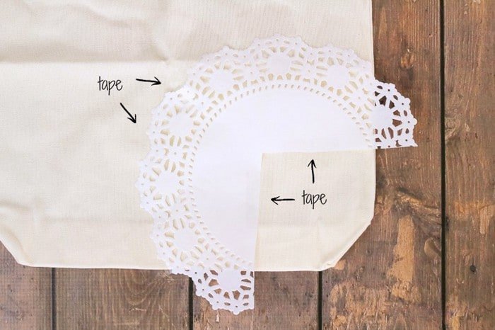 Easy tutor for this adorable DIY monogram tote bag! Add personalization to boring canvas bags in just a few minutes.