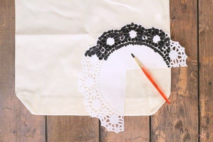 Easy tutor for this adorable DIY monogram tote bag! Add personalization to boring canvas bags in just a few minutes.