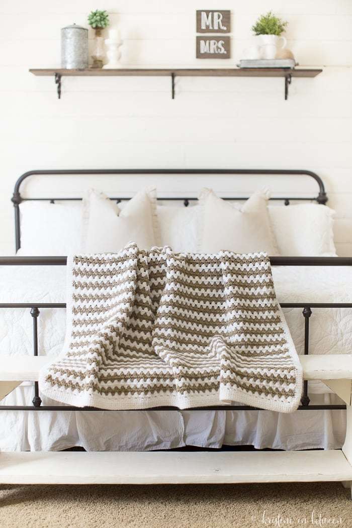 Simple granny stripe afghan. The perfect crochet afghan for beginners.